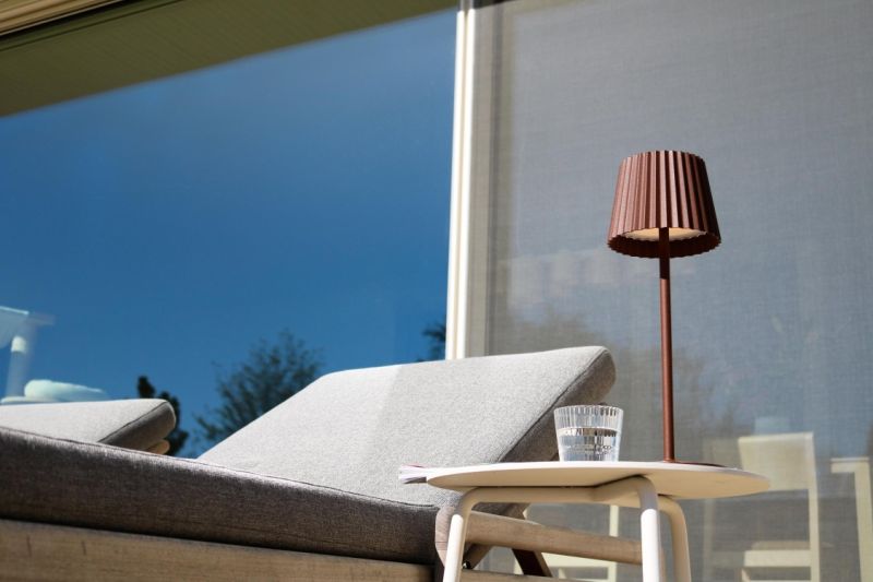 Lucide JUSTINE - Nabíjacia stolová lampa Vonkajšia - Batéria - LED Rozm. - 1x2W 2700K - IP54 - S bezdrôtovou nabíjacou podložkou - Rust Brown